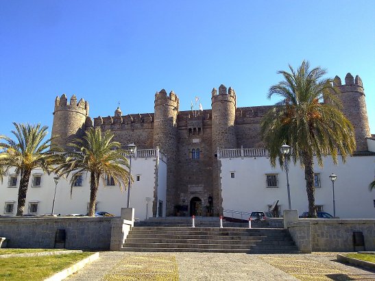 articulos_parador-de-zafra-duerme-en-un-autentico-castillo_25_dormir2c_1433523107